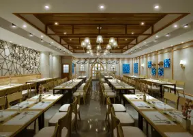 우드 격자 천장이 돋보이는 내추럴 레스토랑